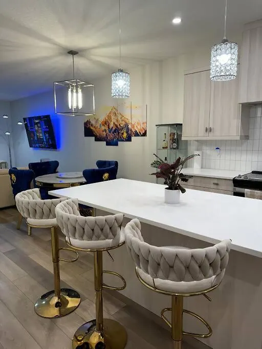 Luxury Home Away From Home, A Villa With 3 Bdrm And 3 Bath YYC