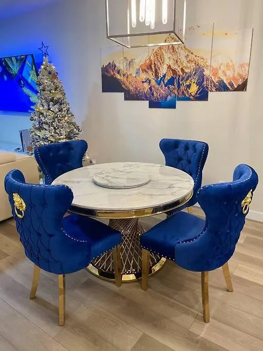 Luxury Home Away From Home, A Villa With 3 Bdrm And 3 Bath YYC Kanada